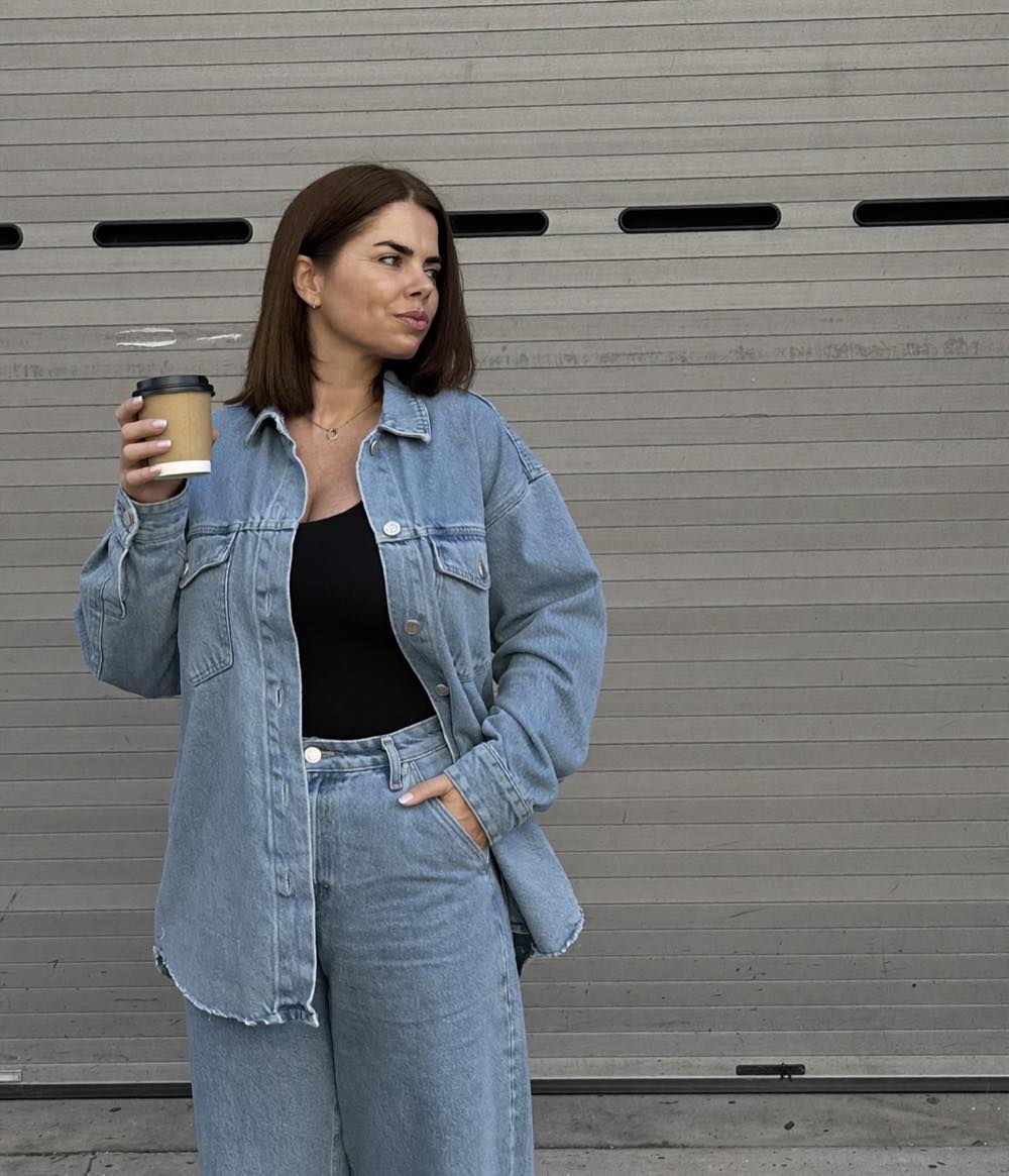 Mariane Michels mit Kaffeebecher vor einem Rolltor