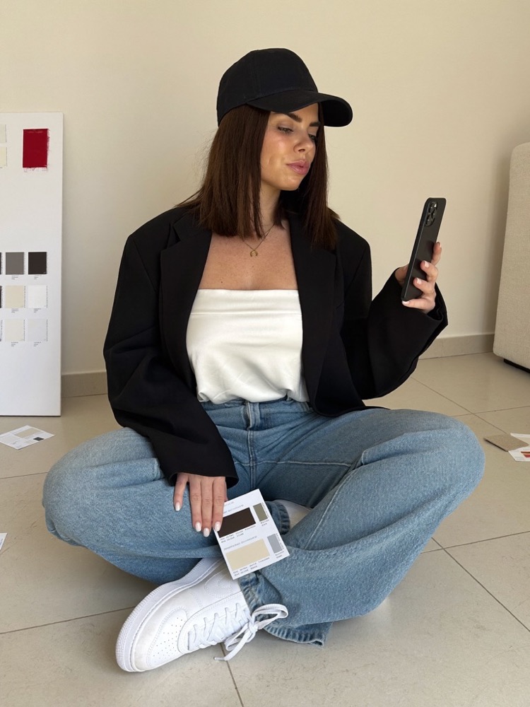 Mariane Michels mit Smartphone und Farbmustern